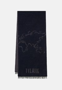 Coperta blu scuro con un design a mappa del mondo testurizzata in filo più chiaro, con bordi sfrangiati e il testo "T'CLASSE" in carattere grassetto.