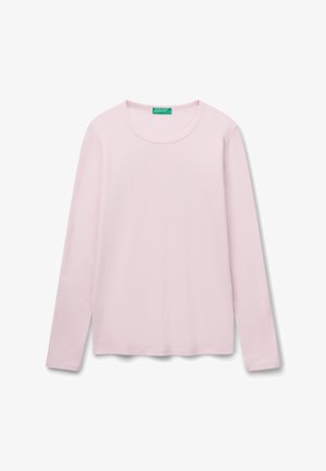 Jasnoróżowa, długosleeve'owa koszula z miękkiego materiału, o okrągłym dekolcie i luźnym kroju, bez widocznych wzorów czy akcentów.
