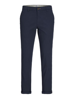 Navy blauwe chino's gemaakt van lichtgewicht katoen. Voorzien van een knoopsluiting, zijzakken en opgerolde manchetten bij de enkels. Klassiek pasvorm ontwerp.