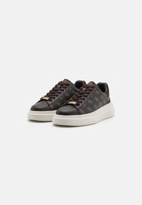 Brune sneakers med et mønstret tekstiloverdel. Har en rund tå, tykk hvit såle, mørkebrune lisser og logo detalj på tungen.