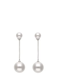 Pendientes colgantes de plata que presentan dos grandes perlas blancas de textura suave, suspendidas en un alambre delgado y elegante.