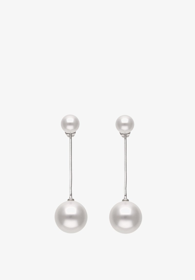 Pendientes colgantes de plata que presentan dos grandes perlas blancas de textura suave, suspendidas en un alambre delgado y elegante.