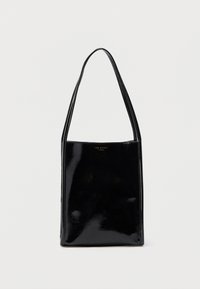 Sac cabas en cuir verni noir avec une forme rectangulaire, des bretelles fines pour l'épaule et un logo doré à l'avant. Texture lisse et brillante.