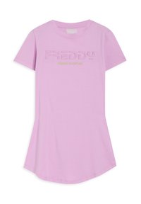 Camiseta de algodón rosa claro con mangas cortas, con "FREDDY" en relieve en un rosa más oscuro y "FREDDY IS MOTION" en verde debajo.