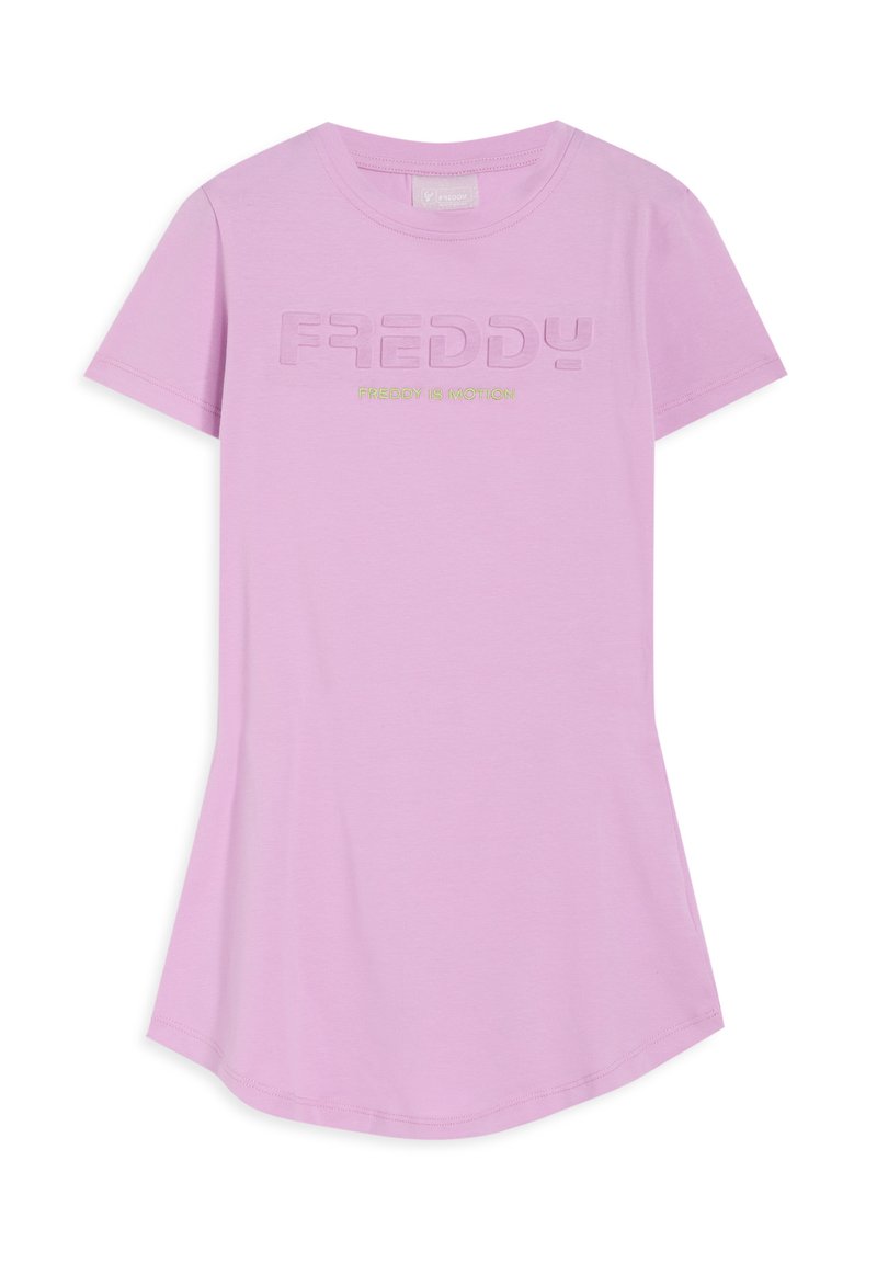 Camiseta de algodón rosa claro con mangas cortas, con "FREDDY" en relieve en un rosa más oscuro y "FREDDY IS MOTION" en verde debajo.