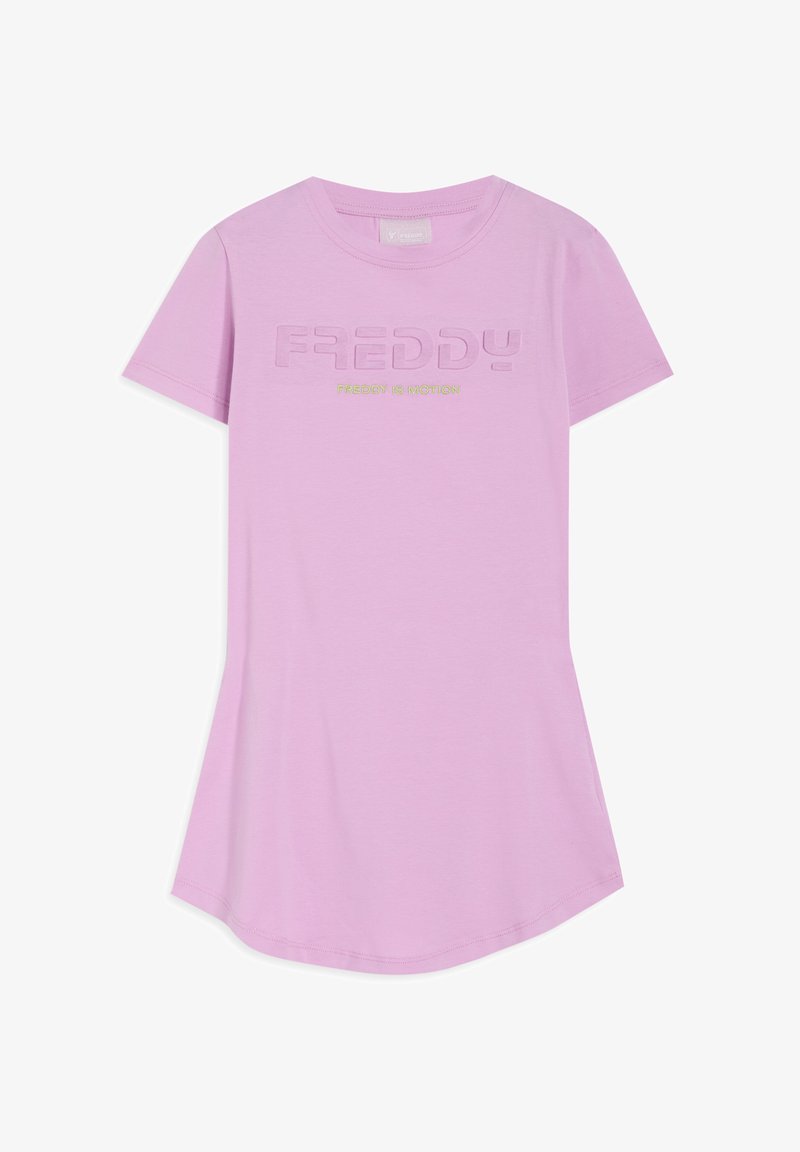 Camiseta de algodón rosa claro con mangas cortas, con "FREDDY" en relieve en un rosa más oscuro y "FREDDY IS MOTION" en verde debajo.