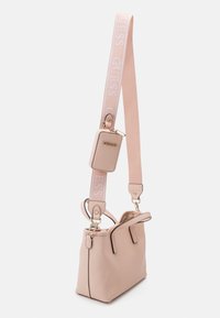 Guess LATONA MINI TOTE SET - Håndtasker - light peach