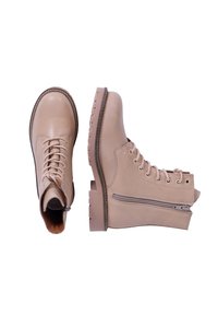 Botas de cuero beige hasta el tobillo con punteras redondas, cordones en el frente, cremallera lateral y suelas de goma texturizadas. Detalle de costura alrededor del borde superior.