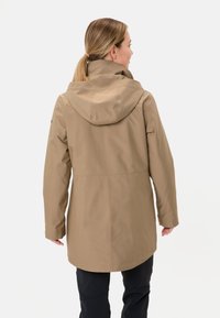 Lange, lichtbruine waterdichte jas met een capuchon, met een effen textuur en een A-lijn silhouet, weergegeven vanuit de achterkant.
