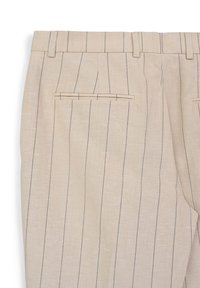 Beige Nadelstreifenhose mit Gürtelschlaufen und einer Gesäßpaspeltasche auf einem weißen Hintergrund.