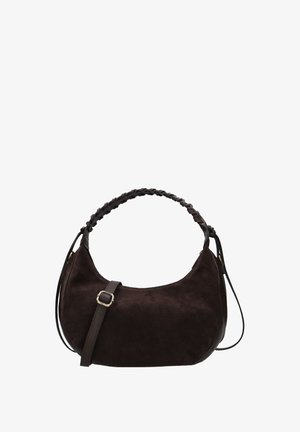 Sac à main en suede marron foncé avec une anse supérieure tressée et une bandoulière en cuir réglable, corps en forme de croissant, et détail de boucle en laiton.