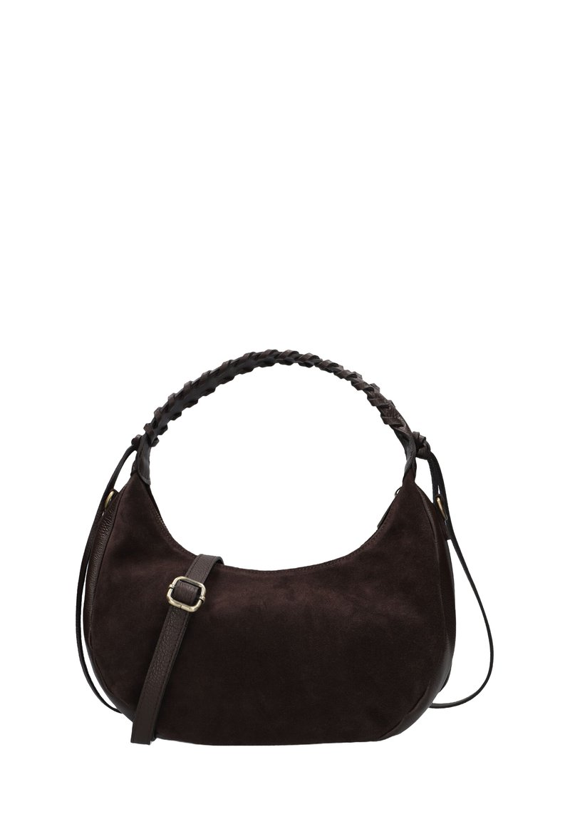Sac à main en suede marron foncé avec une anse supérieure tressée et une bandoulière en cuir réglable, corps en forme de croissant, et détail de boucle en laiton.