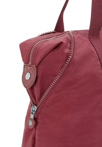 Bordowa torebka z tkaniny z dwoma częściowo otwartymi suwakami i solidnymi, plecionymi uchwytami.