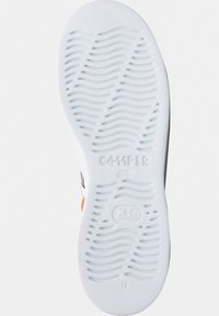 Witte sneakerzool met textuur en patronen. Beschikt over het "CAMPER" logo en maat "38" in reliëf. Oranje accent bij de hak.