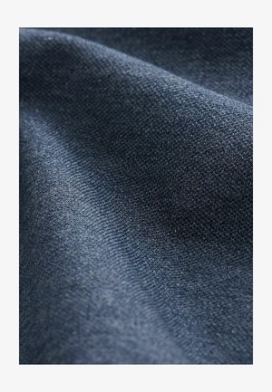 Tumesinine kangas sileda tekstuuriga, millel on peen ja ühtlane kudumismuster. Kergelt peegeldav pind suurendab selle sügavust ja värvi varieerumist.