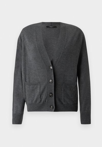 Donkergrijze cardigan van zacht materiaal, met een V-hals, lange mouwen, zes knopen aan de voorkant en twee opgestikte zakken.