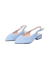 Scarpe slingback di tessuto azzurro chiaro con punta affusolata, tacco basso a blocco e cinturino alla caviglia regolabile, che presentano una texture liscia.