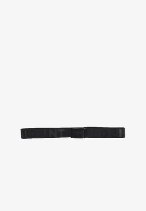 Cintura intrecciata nera caratterizzata da una texture liscia e una fibbia rettangolare. Il nastro presenta un motivo goffrato sottile con dettagli "POINT" e "EDEN".