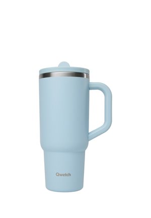 Tazza da viaggio azzurro chiaro con manico e coperchio, bordo in acciaio inox e nome del marchio "Qwetch" nella parte inferiore.