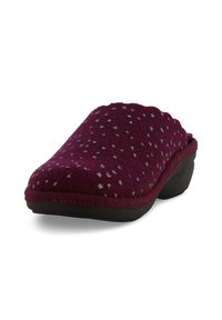 Pantofole in feltro borgogna con decorazioni rotonde in argento, bordo ondulato curvato e suola in gomma nera per aderenza e comfort.