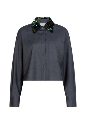Abgeschnittenes dunkelgraues Button-Down-Hemd mit einer Tasche, ausgestattet mit einem schwarzen Kragen mit Paillettenbesatz in grünen und blauen Farbtönen. Glatte Textur.