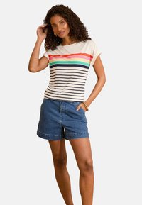 Top à manches courtes rayé en beige, avec des rayures horizontales colorées. Associé à un short en denim bleu, en tissu texturé. Coupe décontractée.