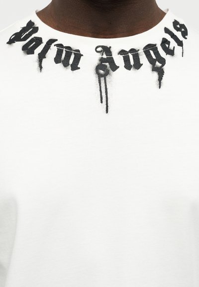 Λευκό βαμβακερό T-shirt με μαύρο ζωγραφισμένο κείμενο "Palm Angels" κατά μήκος της γραμμής του λαιμού· κοντά μανίκια, κλασική εφαρμογή.