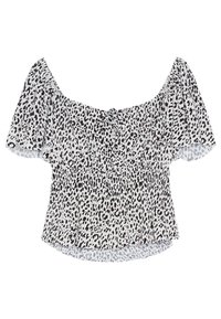 Biała bluzka typu off-shoulder z nieregularnymi czarnymi plamkami w panterę, krótkimi falbankowymi rękawami, marszczoną talią i małym detalem w postaci wiązania z przodu.