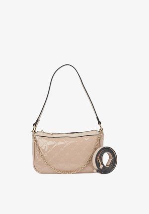 Bolso beige brillante con diseño acolchado, detalle de cadena dorada, correa con ribete negro y correa de hombro enrollada adicional en negro y beige.