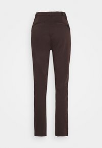 Pantaloni slim-fit marrone scuro con tasche posteriori a filetto e passanti per cintura, mostrati dal retro su uno sfondo neutro.