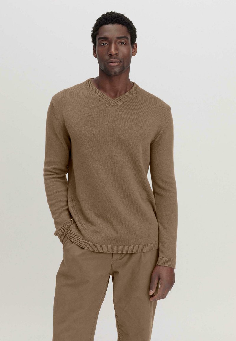 hessnatur V REGULAR  - Strickpullover - camel