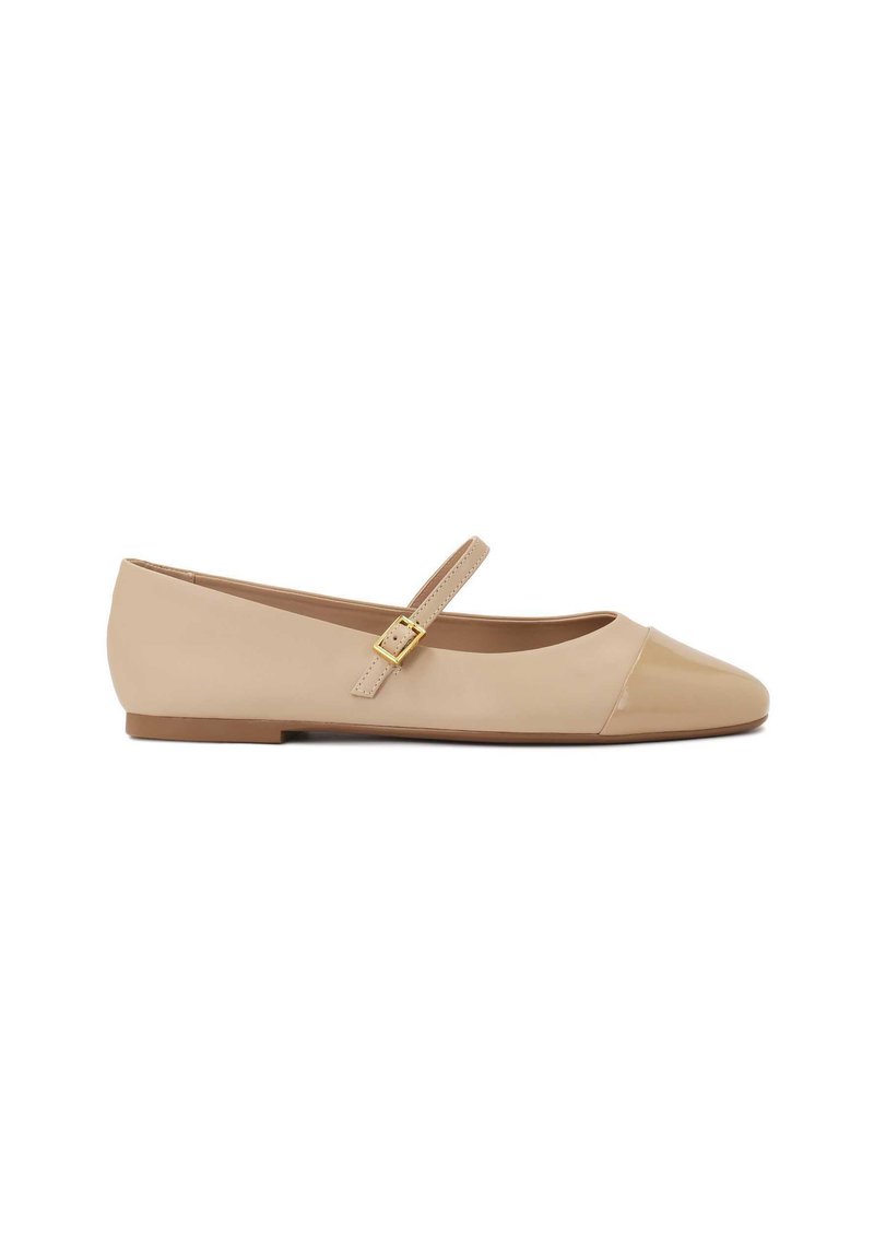 Ballerine beige con punta arrotondata, copertura in vernice e una sottile cintura sopra il piede. Suola piatta e texture per il comfort.