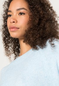 Vero Moda VMDOFFY O NECK BLOUSE - Camisola - blue bell