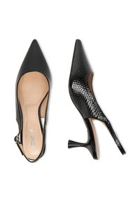 Melni norādīti papēži ar spīdīgu, teksturētu apdari. Siksniņu dizains ar plānu, izveidotu augsto papēdi. Krēmīga iekšējā odere.