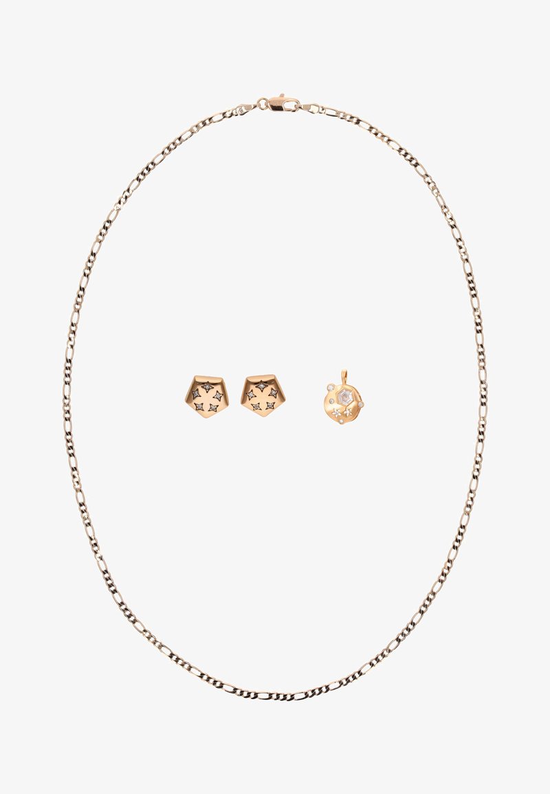 Arany lánc nyaklánc kapoccsal, párosítva pentagon alakú arany bedugós fülbevalókkal és egy hozzáillő arany medállal, melybe kis gyémántokat foglaltak.