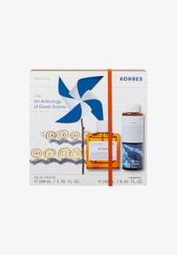 Set regalo KYMA che include una bottiglia di Eau de Toilette arancione e un gel doccia blu, confezionato con un design a girandola blu e un elastico arancione.