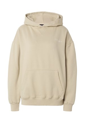 Beige pullover hoodie met een voorzak in kangoerustijl, geribbelde manchetten en zoom, en subtiele geborduurde tekst op de linkerborst.