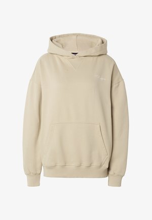Beige pullover hoodie met een voorzak in kangoerustijl, geribbelde manchetten en zoom, en subtiele geborduurde tekst op de linkerborst.
