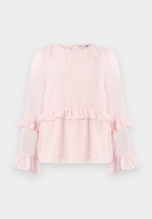 Μακρυμάνικο ροζ ανοιχτόχρωμο μπλουζάκι με υφή πουά υφάσματος και βολάν λεπτομέρειες στα μανίκια και τη μέση, στρογγυλή λαιμόκοψη και κλείσιμο με ακροφύσιο στην πλάτη.