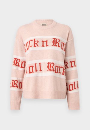 Pull en maille rose clair avec texte rouge "Rock n Roll" en police gothique sur la poitrine et les manches, avec poignets et ourlet côtelés.
