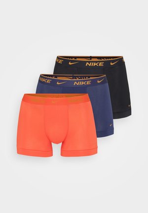 Pakke med tre par boxer shorts i orange, marineblå og sort. Alle har elastiske waistband med "NIKE" branding i orange.