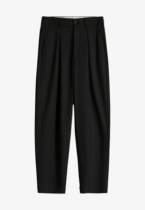 Schwarze, hoch taillierte, maßgeschneiderte Hose mit vorderen Bundfalten, seitlichen Taschen, Gürtelschlaufen und Knopfverschluss am Bund.