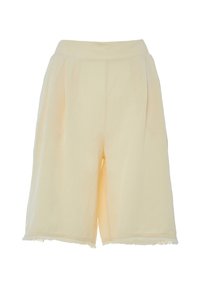 Pantaloni corti gialli in tessuto morbido, con vita alta, pieghe e orlo sfilacciato. Il design è rilassato con gambe larghe.