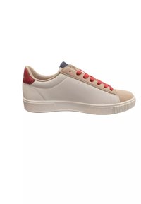 Sneaker bianca con accenti beige, lacci rossi e tallone rosso. Sopra in materiale sintetico liscio, punta testurizzata e suola in gomma con scanalature.