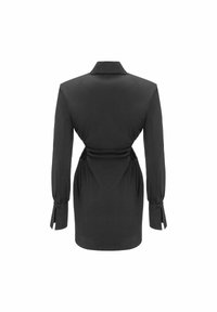 Svart klänning med långa ärmar, krage och knytning i ryggen. Slät tyg, figurnära midja och veck på baksidan för form. Knappade manschetter.