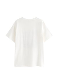 Hvid bomuld T-shirt med løs pasform, korte ærmer og rund halsudskæring. Bagfra ses ingen grafik eller karakteristiske mønstre.