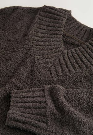 Ciemnoszary sweter z teksturowanym, prążkowanym kołnierzem i mankietami, charakteryzujący się miękkim, pluszowym materiałem, który wygląda na gruby i przytulny.