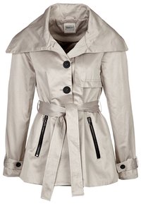 Trench beige con un amplio collar, botones negros, cintura ceñida con cinturón y bolsillos con cremallera. Textura suave y silueta ajustada.