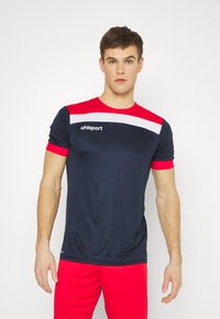 Marineblaue Sportshirt mit roten Akzenten an den Ärmeln und Schultern, mit einem weißen Streifen, aus feuchtigkeitsableitendem Stoff, Logo aufgedruckt.
