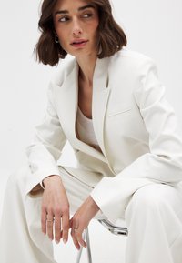 NA-KD OVERLAP - Blazer - white